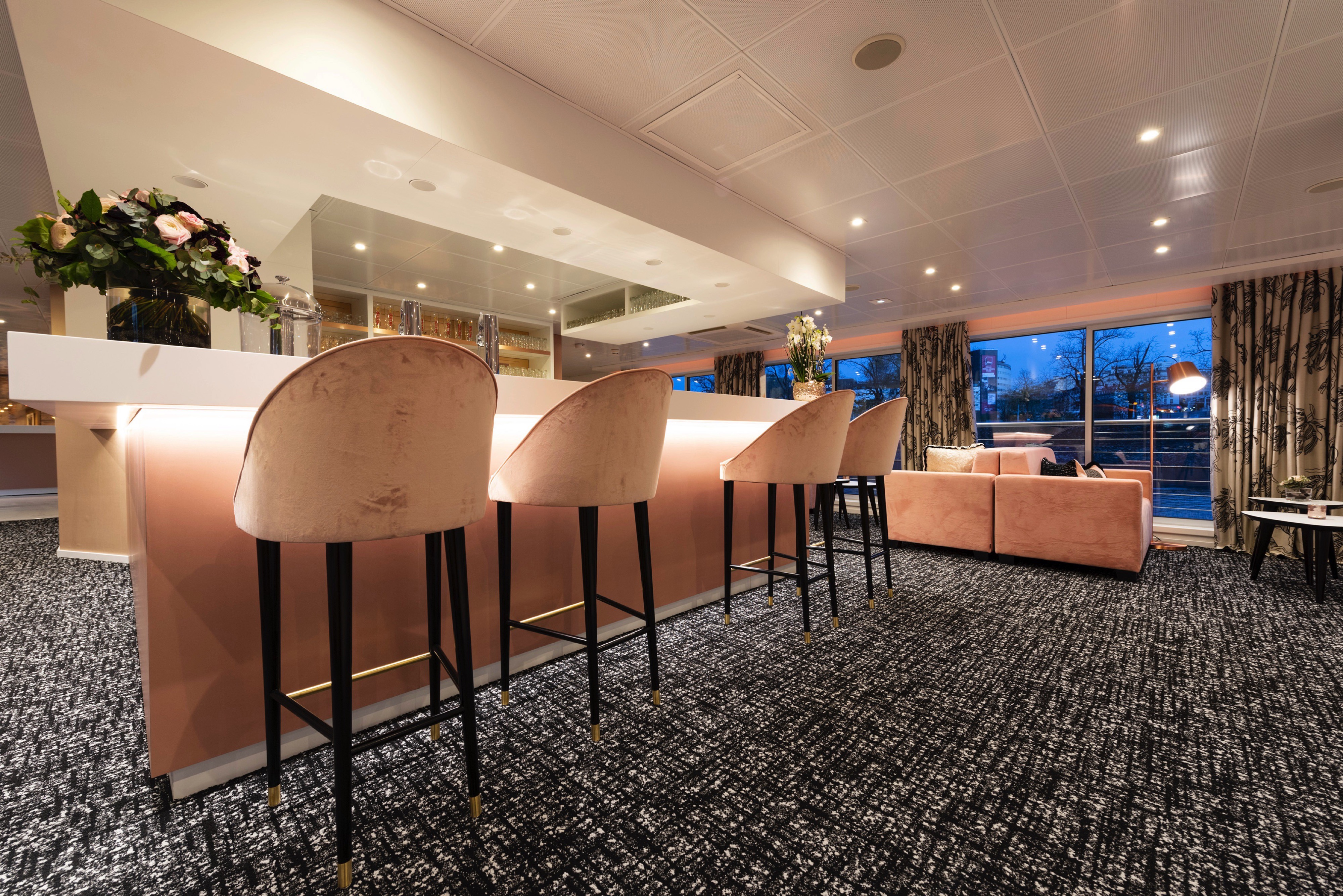 Lounge Bar with Dancefloor